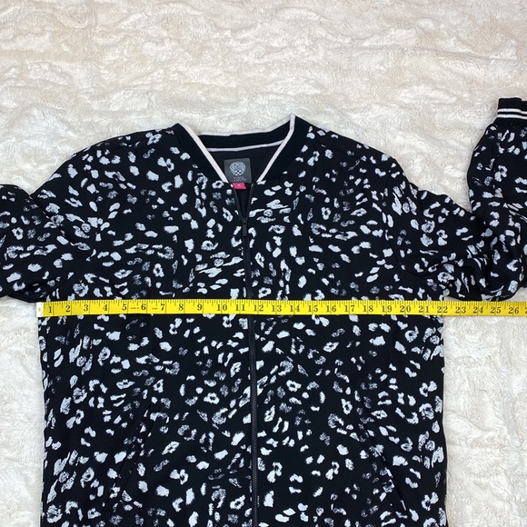 Vince Camuto animal print black and white zip up jacket - Picture 12 of 12